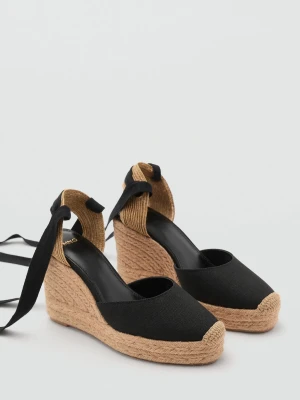 MANGO - Wiązane buty na koturnie z łączonych materiałów czarny - - Kobieta
