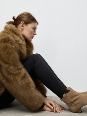 Zamszowe botki na obcasie typu kaczuszka piaskowy - Kobieta - - MANGO