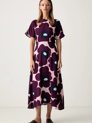 Marimekko sukienka rozkloszowana z lyocellem fioletowy