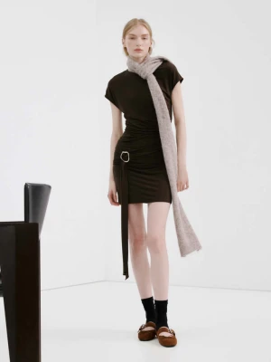 Marszczona sukienka z broszką brązowy - Kobieta - - MANGO