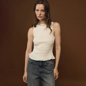 Marszczony top z falbanką biały House