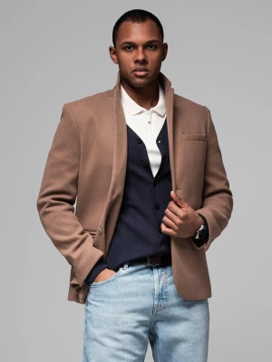 Marynarka męska casual z ozdobnymi guzikami na mankietach - jasnybrąz V2 - Rozmiar: M Ombre Clothing