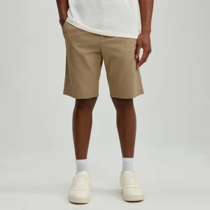 Materiałowe szorty z odwiniętymi nogawkami przed kolano beżowe House