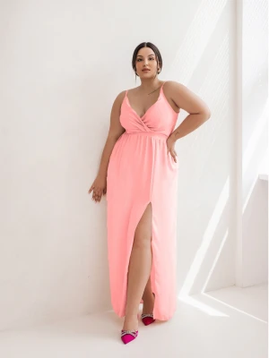 Maxi sukienka z rozcięciem PLUS SIZE - LEIA - pudrowy róż magmac