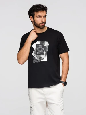 Zdjęcie produktu Męska bawełniana koszulka z ciekawym nadrukiem na klatce piersiowej - czarna V1 - Rozmiar: L Ombre Clothing