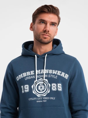 Męska bluza kangurka z kapturem i nadrukiem w stylu college – granatowa V2 Ombre Clothing