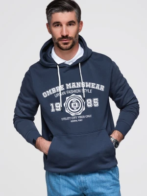 Męska bluza kangurka z kapturem i nadrukiem w stylu college – granatowa V2 - Rozmiar: XXL Ombre Clothing