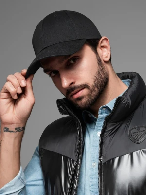 Męska czapka bejsbolówka z daszkiem i ozdobnym haftem – czarna V1 Ombre Clothing