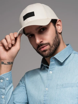 Męska czapka bejsbolówka z daszkiem i prostokątną naszywką – kremowa V2 Ombre Clothing
