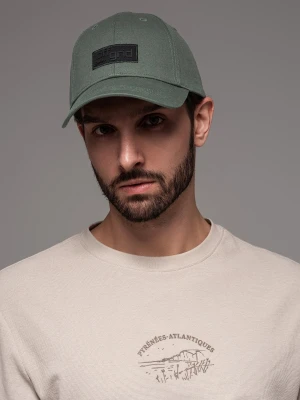 Męska czapka bejsbolówka z daszkiem oraz prostokątną naszywką – khaki V6 Ombre Clothing