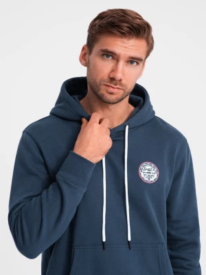 Męska dresowa bluza kangurka z kapturem i naszywką w stylu college – granatowa V2 OM-SSNZ-0144
 -                                    S Ombre