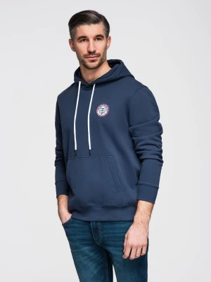 Męska dresowa bluza kangurka z kapturem i naszywką w stylu college – granatowa V2 - Rozmiar: L Ombre Clothing