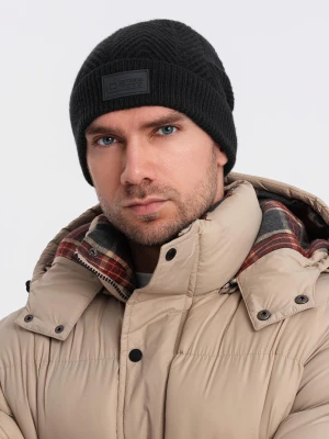 Męska dzianinowa czapka o sweterkowym splocie z naszywką – czarna V1 Ombre Clothing