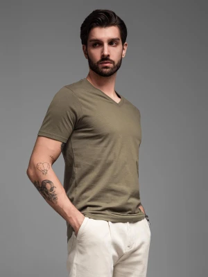Zdjęcie produktu Męska klasyczna bawełniana koszulka z dekoltem w serek BASIC - ciemnooliwkowa V6 - Rozmiar: M Ombre Clothing oliwkowy