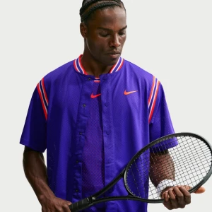 Męska koszulka do tenisa zapinana na guziki Dri-FIT NikeCourt Slam - Fiolet