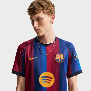 Męska koszulka piłkarska Nike Dri-FIT FC Barcelona Stadium 2026/27 (wersja domowa) – replika - Czerwony