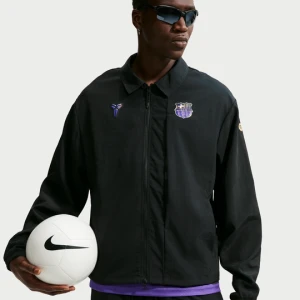 Męska kurtka piłkarska z tkaniny Kobe FC Barcelona (wersja wyjazdowa) - Czerń Nike