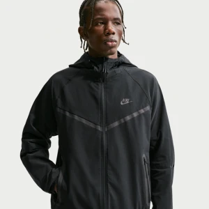 Męska kurtka z tkaniny z zamkiem na całej długości Dri-FIT Windrunner Nike Tech - Czerń