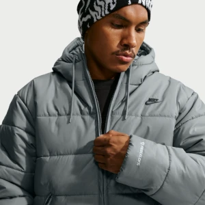 Męska luźna kurtka typu puffer Therma-FIT Nike PrimaLoft® - Szary