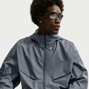Męska luźna kurtka z elementami o designie odbijającym światło i zamkiem na całej długości Nike Tech - Niebieski
