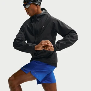 Męska wodoszczelna kurtka do biegania Storm-FIT ADV Nike Stride - Czerń
