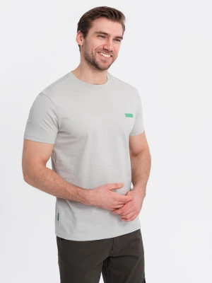 Męski bawełniany t-shirt z zieloną naszywką na piersi – jasnoszary V2 - Rozmiar: XXL Ombre Clothing