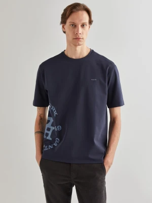 Męski granatowy T-shirt z grafiką Gant Side i dekoltem w kształcie litery C