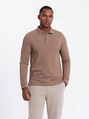 Męski strukturalny longsleeve polo z naszywką – brązowy V4 - Rozmiar: XL Ombre Clothing