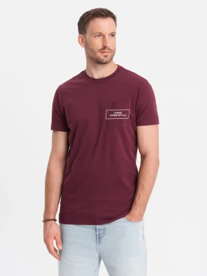 Zdjęcie produktu Męski t-shirt bawełniany z nadrukiem na kieszonce Ombre Streetstyle – bordowy V3 - Rozmiar: M Ombre Clothing