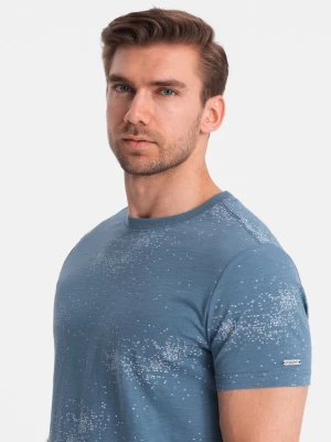 Męski t-shirt fullprint z rozrzuconymi literami - niebieski denim V3 OM-TSFP-0179
 -                                    XL