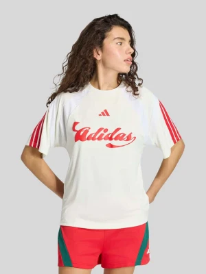 męski t-shirt o kroju regular fit z aplikacją z logo Adidas Złamany biały