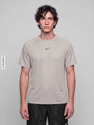 męski t-shirt o kroju regular fit z technologią aero-fit model 'STRIDE' Nike Średnioszary