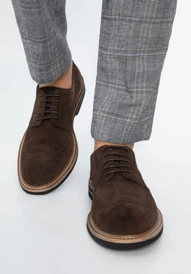 Męskie brogsy zamszowe z kontrastową nitką ciemny brąz Wittchen