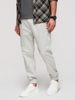 Męskie dzianinowe spodnie joggery z przeszyciami na nogawkach – jasnoszare V3 Ombre Clothing jasny szary