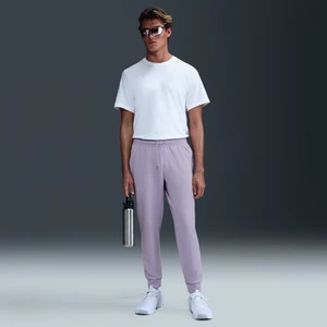 Zdjęcie produktu Męskie funkcjonalne joggery z ochroną przed promieniowaniem UV Dri-FIT Nike Primary Fleece - Fiolet
