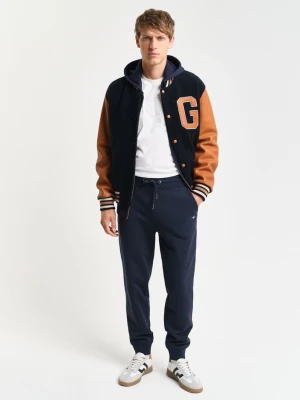 Męskie granatowe joggery z wyhaftowaną flagą GANT