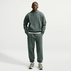 Męskie luźne spodnie ze ściągaczem Nike Solo Fleece - Zieleń