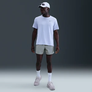 Męskie spodenki do biegania z wszytą bielizną 13 cm i elementami o designie odbijającym światło Nike Stride - Szary