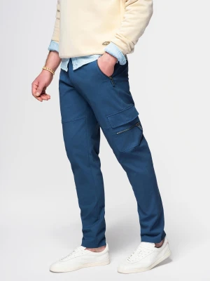 Męskie spodnie cargo STRAIGHT LEG z zapinanymi na zamek kieszeniami – ciemnoniebieskie V1 - Rozmiar: M Ombre Clothing