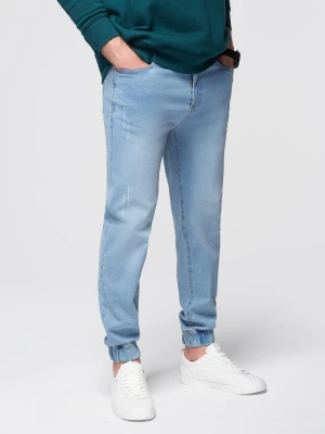 Męskie spodnie jeansowe JOGGERY z klasyczna opaśnicą - jasnoniebieskie V1 - Rozmiar: M Ombre Clothing