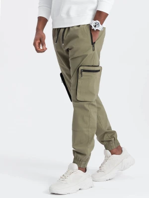 Męskie spodnie JOGGERY z zapinanymi kieszeniami cargo - jasnooliwkowe V1 - Rozmiar: L Ombre Clothing