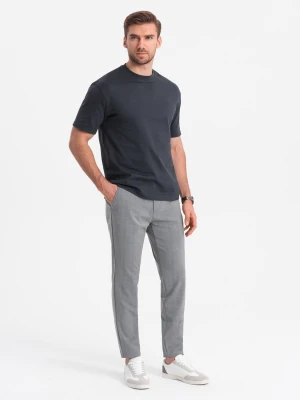 Męskie spodnie o klasycznym kroju w delikatną kratę - szare V3 - Rozmiar: M Ombre Clothing