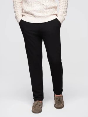 Męskie spodnie z dzianiny pique z regulacją w pasie – czarne V2 - Rozmiar: XXL Ombre Clothing