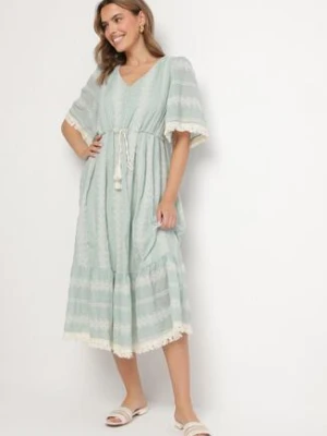Miętowa Bawełniana Sukienka Boho o Rozkloszowanym Kroju z Wiązaniem i Haftem Korithira rosa