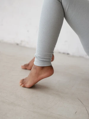 MINI legginsy z prążkowanej dzianiny w kolorze POWDER BLUE - HIPS-116-122 (6-7) Marsala