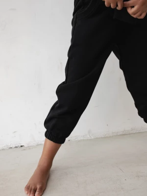 MINI spodnie dresowe typu jogger w kolorze TOTALLY BLACK - DISPLAY-80-86 (12-18) marsala-butik.pl