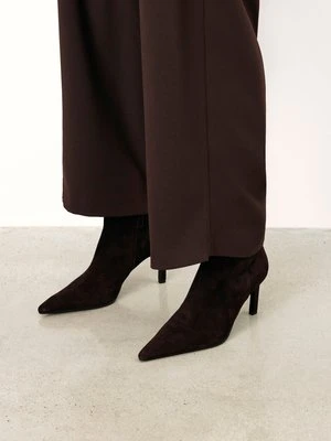 Minimalistyczne brązowe botki z zamszu Kazar