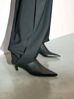 Minimalistyczne skórzane botki na obcasie kitten Kazar