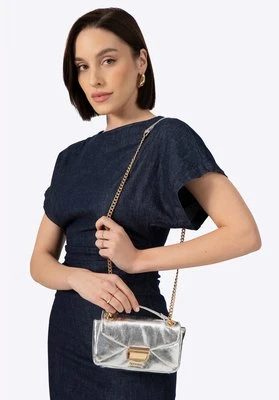 Minitorebka crossbody z połyskującej ekoskóry srebrna Wittchen