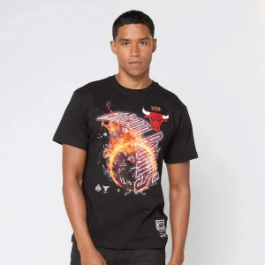 Mitchell & Ness NBA Chicago Bulls HWC Blaze Graphic Tee mężczyźni T-Shirty i Polo czarny rozmiar Odzież